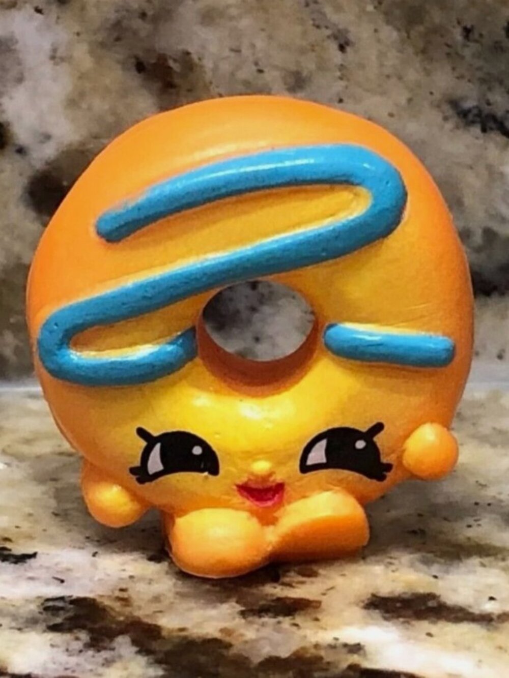 RARE Series 4 Bakery Dolly Donut Shopkins